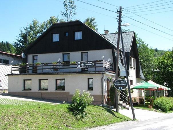 בנצקו Restaurace A Penzion Maja מראה חיצוני תמונה