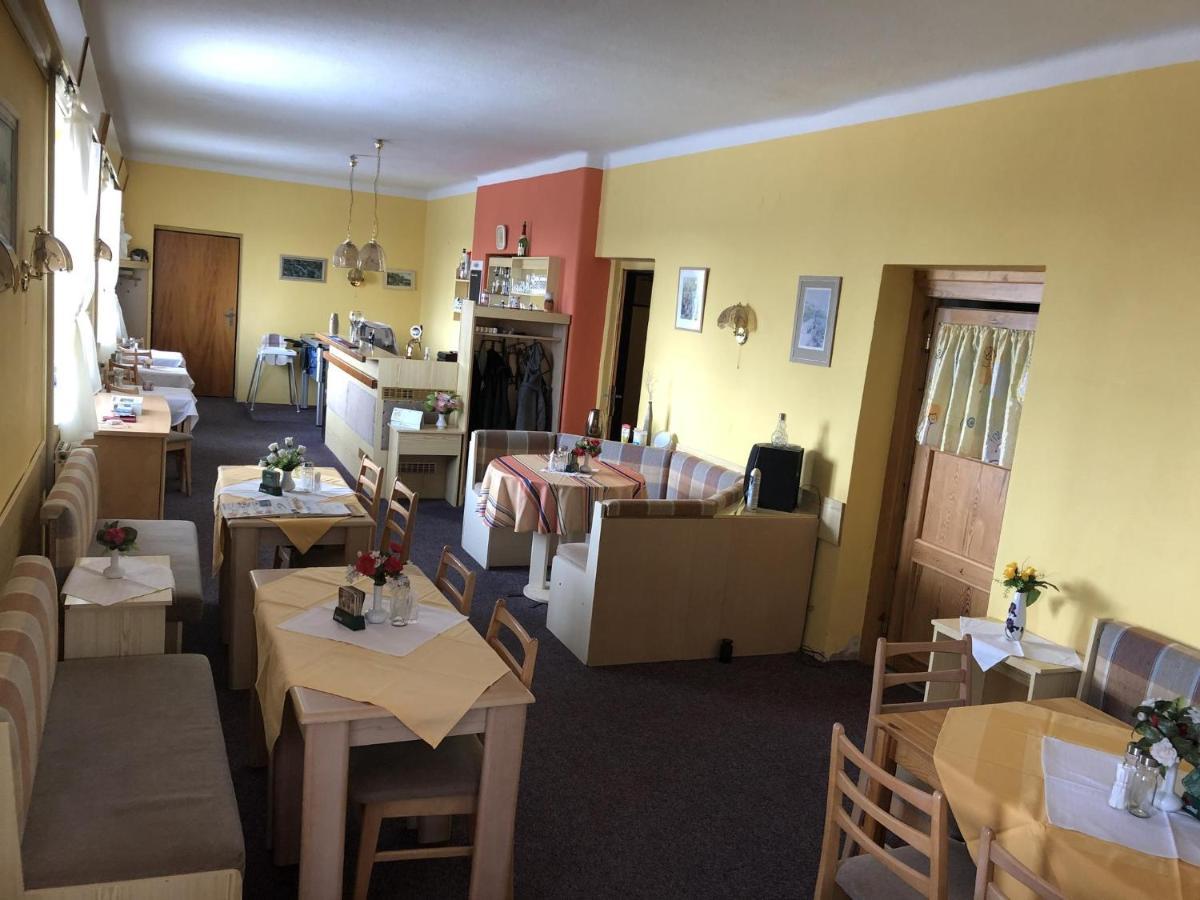 בנצקו Restaurace A Penzion Maja מראה חיצוני תמונה