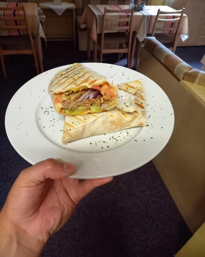 בנצקו Restaurace A Penzion Maja מראה חיצוני תמונה